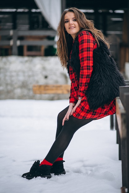 Photo gratuite jeune femme dehors en hiver