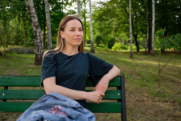 Jeune, femme, délassant, Parc, séance, chaise