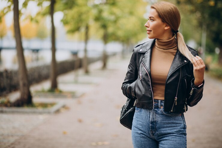 Photo gratuit jeune femme démontrant des tissus supérieurs