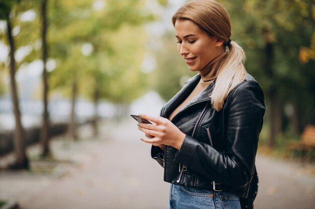 Jeune femme démontrant des tissus supérieurs