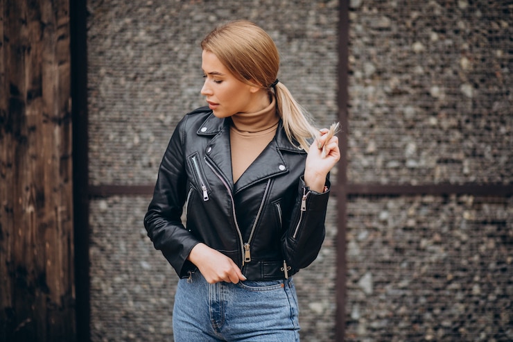 Photo gratuit jeune femme démontrant des tissus supérieurs