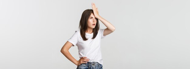 Jeune femme dérangée et ennuyée facepalm et yeux roulés irrités