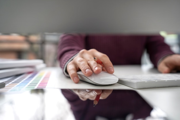 Jeune femme designer travaillant sur un projet