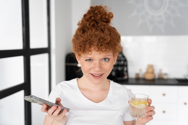 Photo gratuite jeune femme, à, désordonné, chignon, coiffure