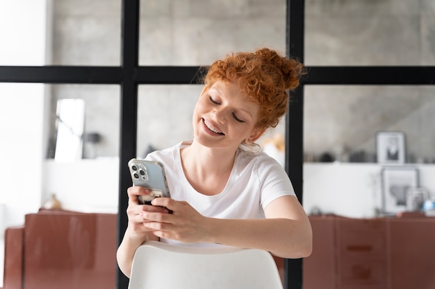 jeune femme, à, désordonné, chignon, coiffure