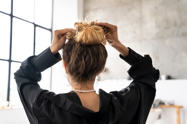 jeune femme, à, désordonné, chignon, coiffure