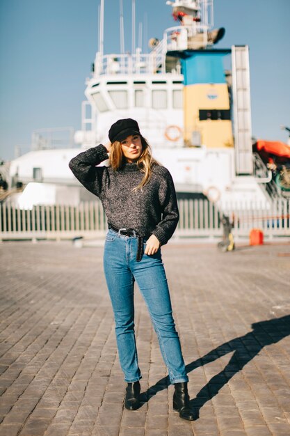 Jeune femme devant le navire