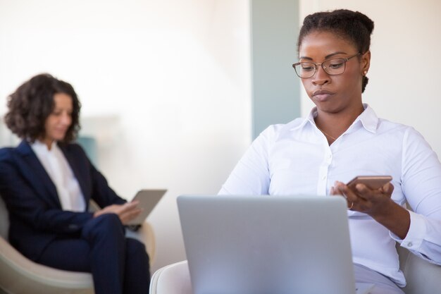 Jeune femme dirigeante concentrée dans un salon de bureau