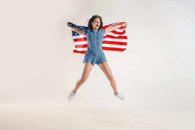 Jeune femme avec le drapeau des États-Unis d'Amérique