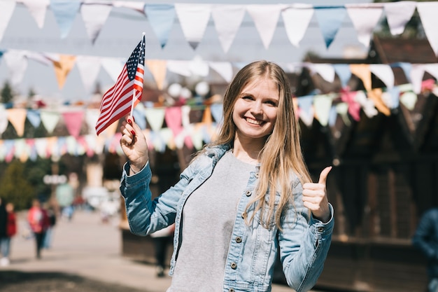 Photo gratuite jeune femme avec drapeau usa au festival