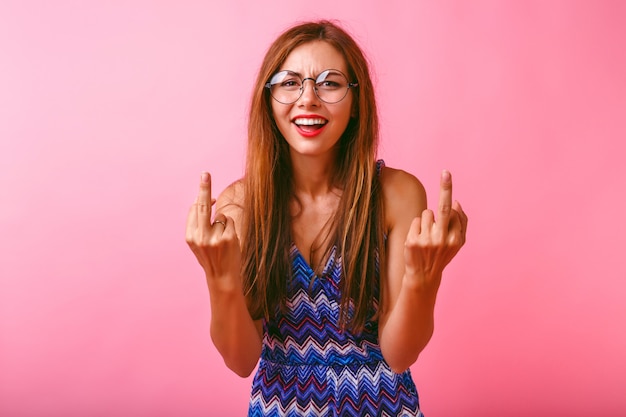 Photo gratuite jeune femme drôle de hipster montrant deux doigts du milieu