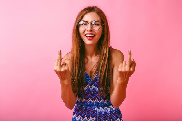 Jeune femme drôle de hipster montrant deux doigts du milieu