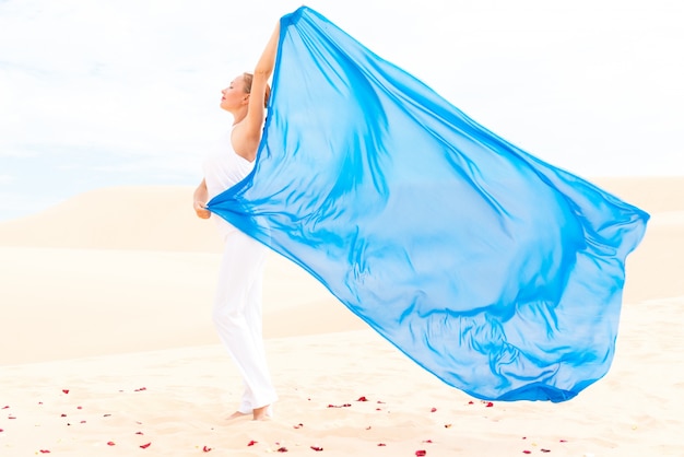 Jeune femme avec écharpe bleue volante