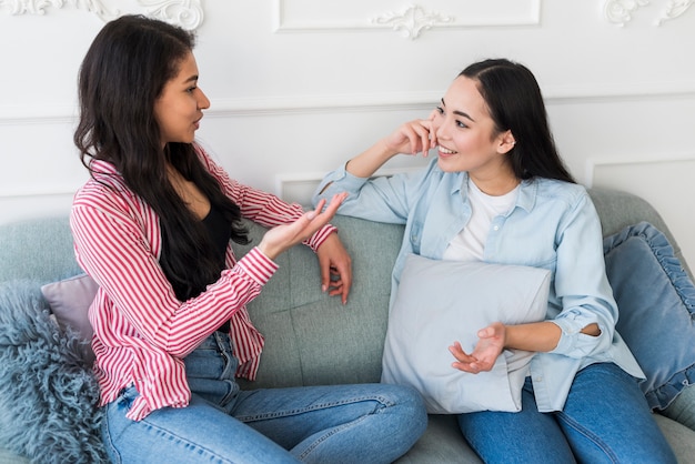 Jeune femme écoutant attentivement sa petite amie