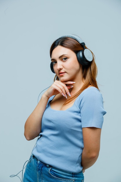 Jeune femme écoutant de la musique au casque
