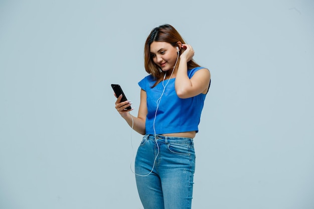 Jeune femme écoutant de la musique avec des écouteurs