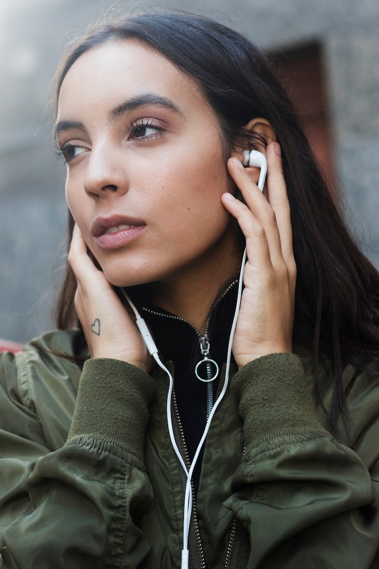 Photo gratuit jeune femme écoutant de la musique sur des écouteurs
