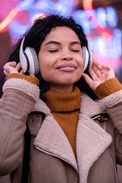 Jeune femme, écouter musique