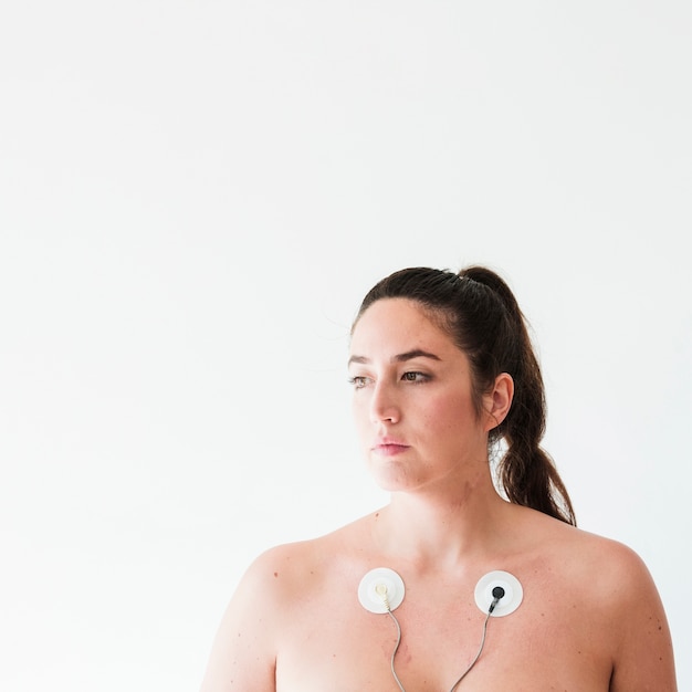 Photo gratuite jeune femme avec des électrodes sur le corps