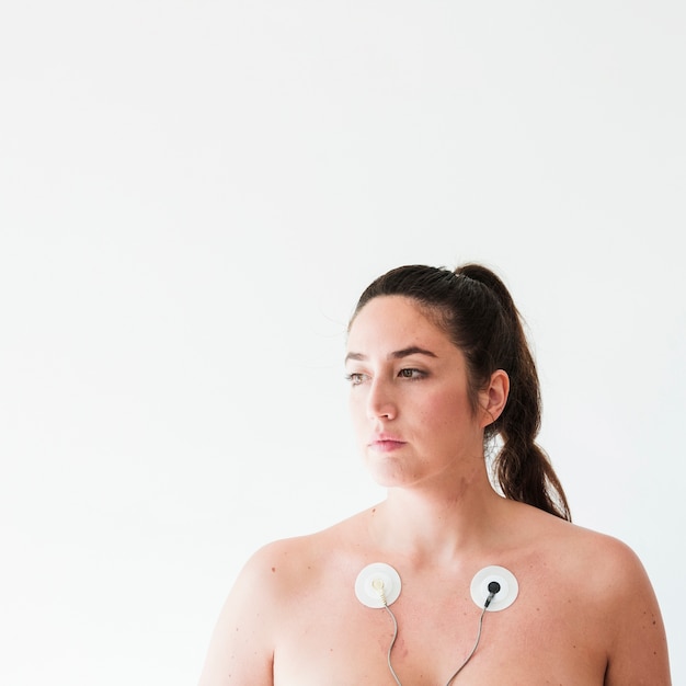 Jeune femme avec des électrodes sur le corps