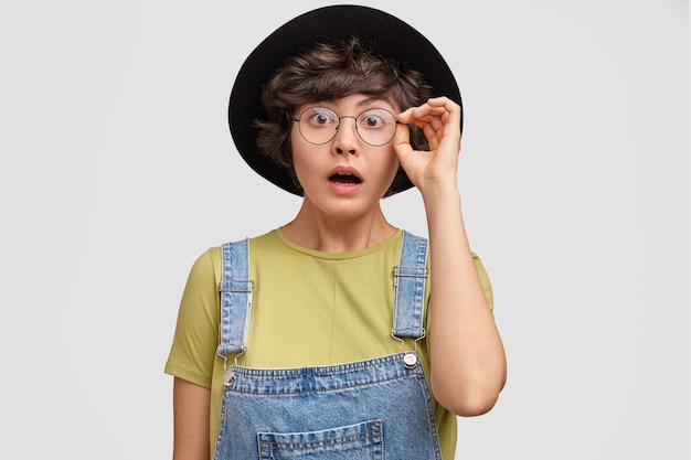 Jeune femme, à, élégant, chapeau noir