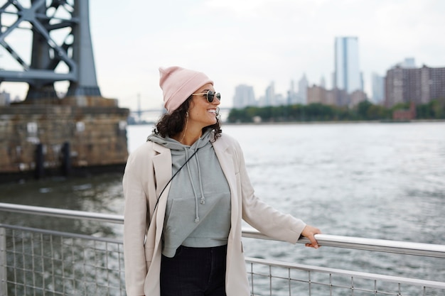 Jeune femme élégante explorant la ville par elle-même