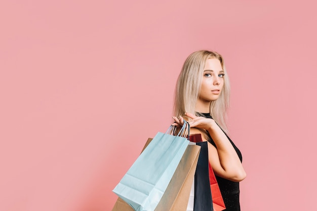 Jeune femme élégante avec des sacs