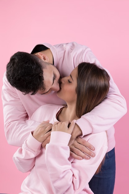 Jeune femme embrassant et embrassant