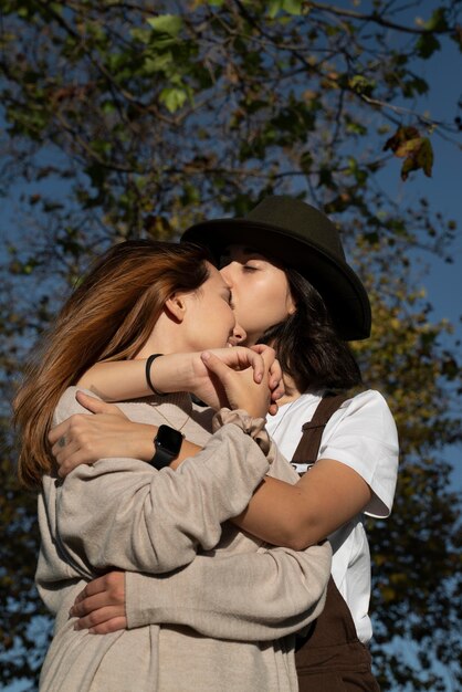 Jeune femme embrassant sa petite amie