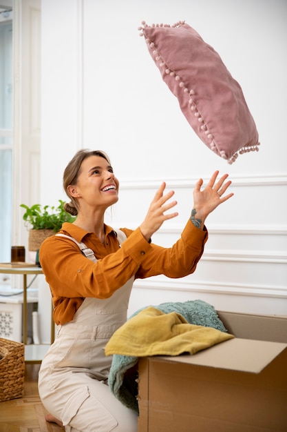 Photo gratuite jeune femme emménageant dans une nouvelle maison