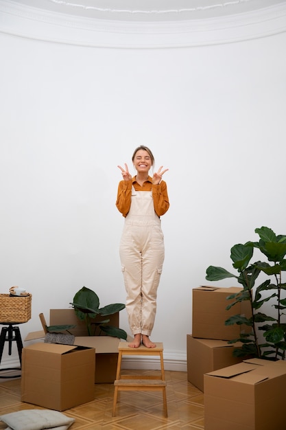 Photo gratuite jeune femme emménageant dans une nouvelle maison