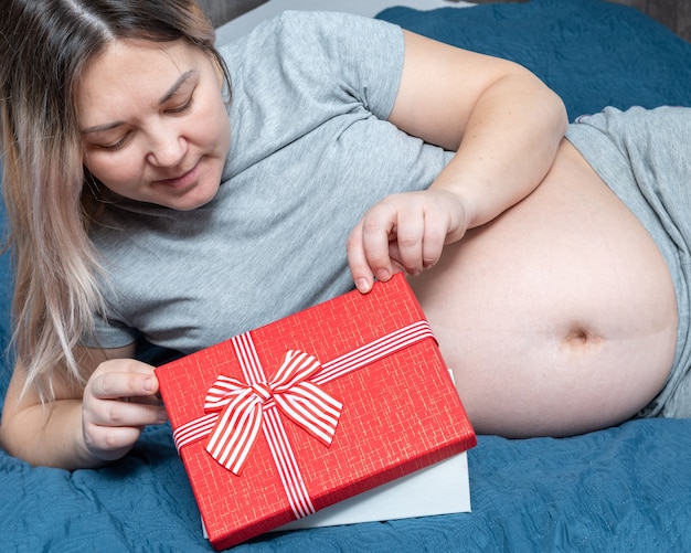Jeune Femme Enceinte Allongee Sur Le Lit Ouvre Une Boite Cadeau Cadeau D Anniversaire Fete Des Meres Saint Valentin Noel Photo Premium Jeune Femme Enceinte Allongee Sur Le Lit Ouvre Une Boite Cadeau Cadeau D Anniversaire Fete Des Meres Saint Valentin Noel Photo Premium