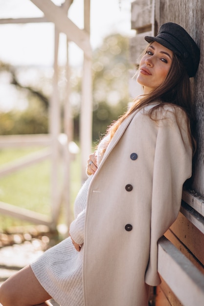 Photo gratuite jeune femme enceinte en attente de bébé