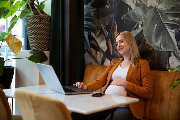 Photo gratuite jeune et femme enceinte au travail