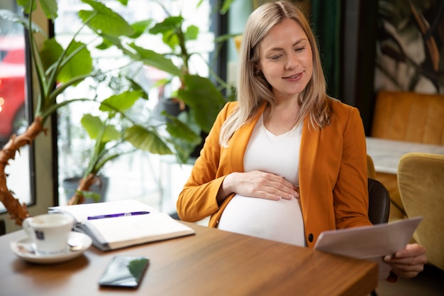 Jeune et femme enceinte au travail