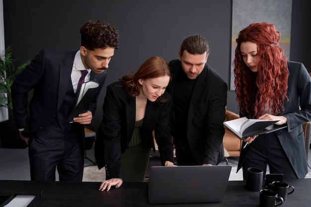 Photo gratuite jeune femme enceinte au travail