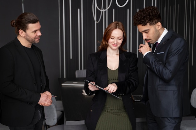 Photo gratuite jeune femme enceinte au travail