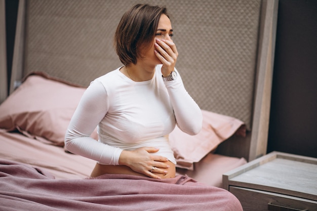 Jeune femme enceinte ayant une toxicose au premier trimestre