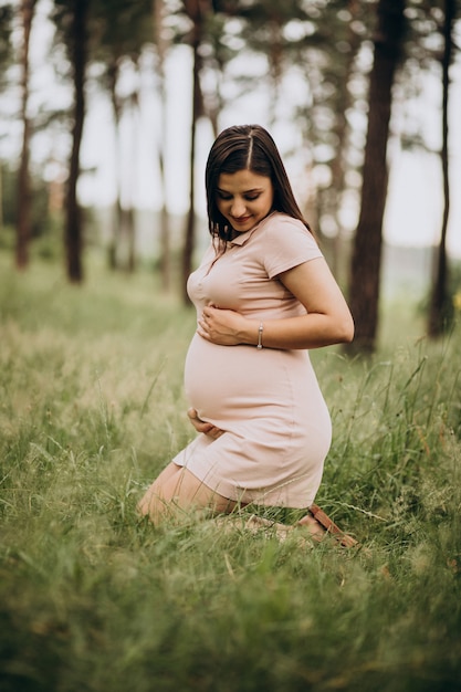 Photo gratuite jeune femme enceinte dans une forêt