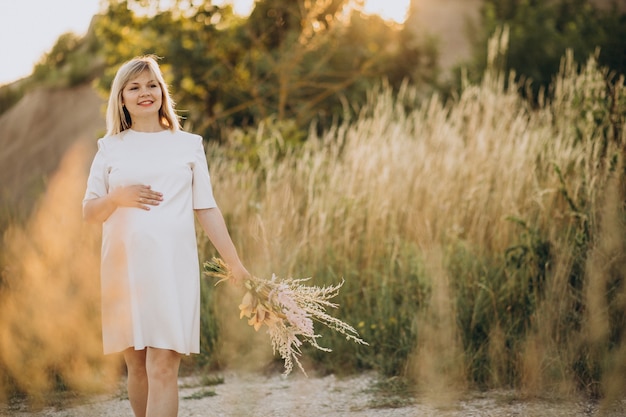 Jeune femme enceinte dans le parc