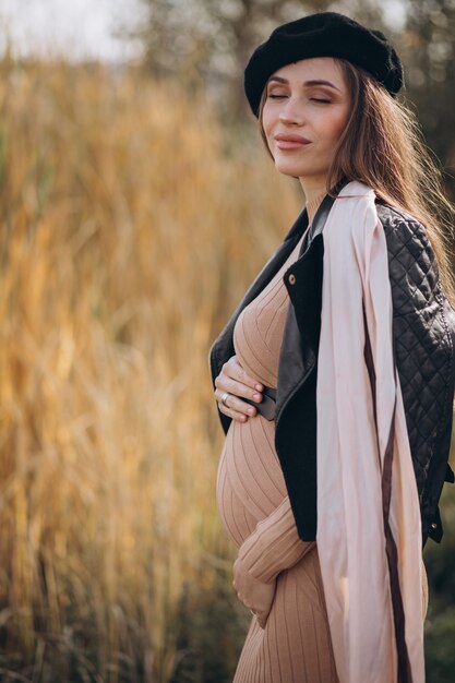 Jeune femme enceinte, marche, dans parc