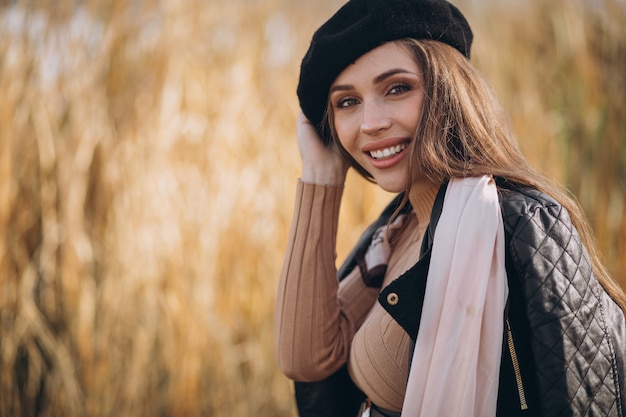 Jeune femme enceinte, marche, dans parc