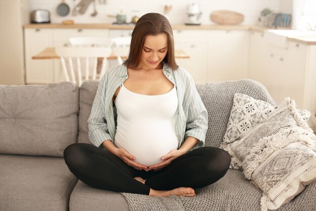 Jeune femme enceinte, poser, intérieur