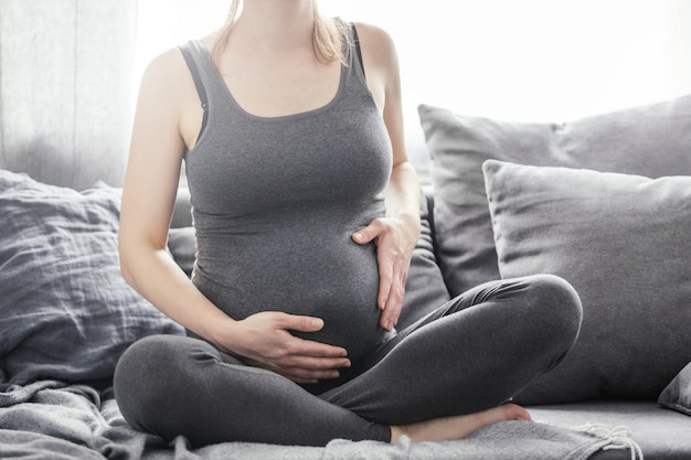 Jeune femme enceinte toucher son ventre