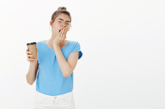 Jeune Femme Endormie Dans Des Verres, Boire Du Café Et Bâiller, Tasse De Caféine Du Matin