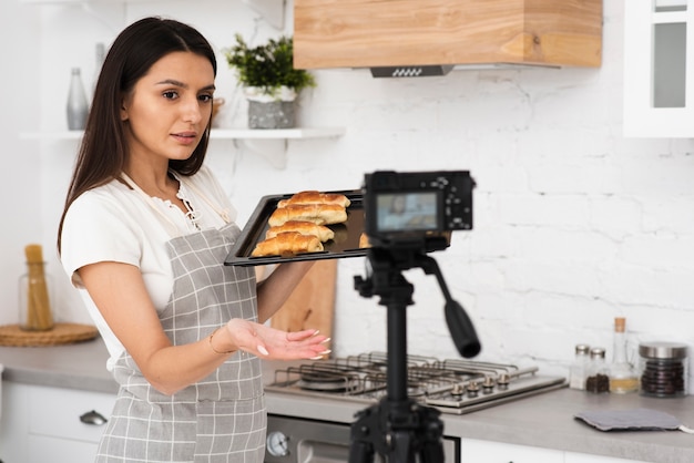 Photo gratuite jeune femme enregistrant pour une émission de cuisine