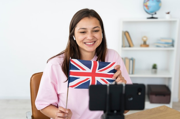 Photo gratuite jeune femme enseignant des cours d'anglais