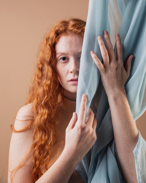 Jeune femme enseignant la langue des signes