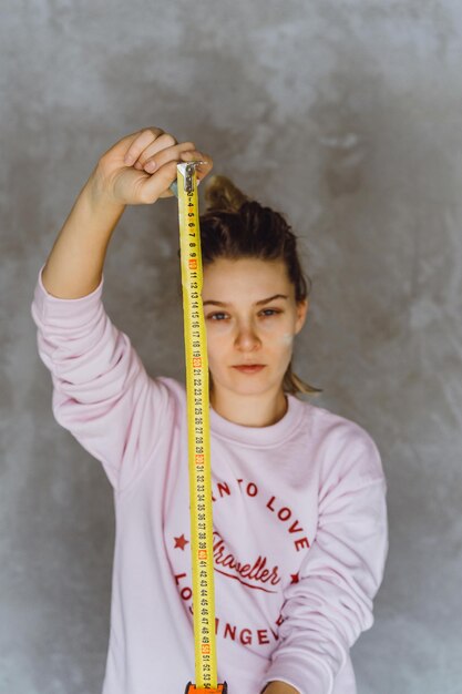 jeune femme envisage de réparer dans une nouvelle pièce.