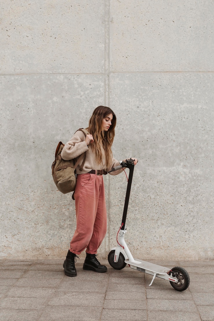 Photo gratuit jeune, femme, équitation, électrique, scooter